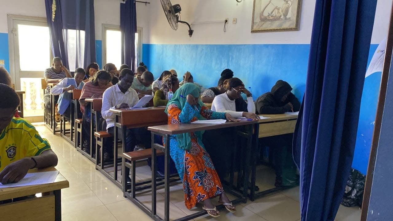 Étudiants composant dans une salle d’examen